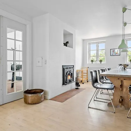 4 Bedroom Amazing In Casa de Férias